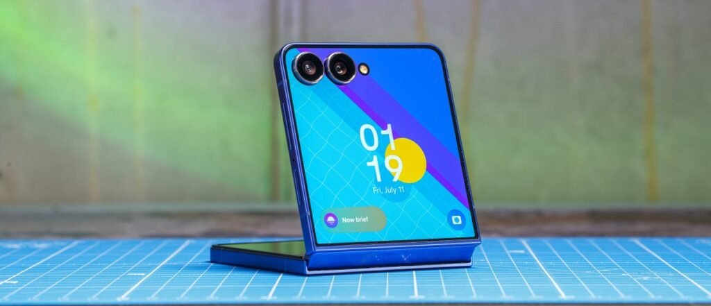 Samsung Galaxy Z Flip7 6.9 inch foldable AMOLED display 120Hz